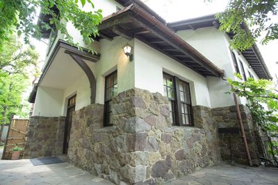 貴重な石造りの邸宅 - 旧石丸邸ガーデンテラス広尾 歴史邸宅　旧石丸邸ガーデンテラス広尾の入口の写真