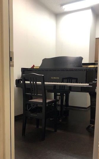 〈楽器・備品〉
グランドピアノ　ＹＡＭＡＨＡ　Ｃ１

楽器や備品は無料で利用できます。ご自身の楽器の持ち込みも可能です。 - ミュージックセンター堺 グランドピアノ防音部屋　Ｓ6の室内の写真