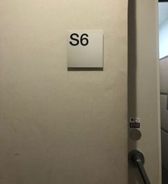 ミュージックセンター堺 グランドピアノ防音部屋　Ｓ6の入口の写真