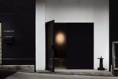コンクリート調のお洒落な外観です - EARTH ＋ GALLERY（アースプラスギャラリー） 多目的スペース（展示会、企業イベント、撮影スタジオなど）の外観の写真