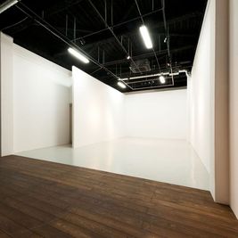 展示室 - EARTH ＋ GALLERY（アースプラスギャラリー） 多目的スペース（展示会、企業イベント、撮影スタジオなど）の室内の写真