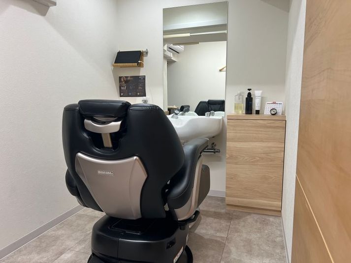 シャンプー台はフロントシャンプーを完備しておりますが椅子を回転することでバックシャンプーも可能です。 - セジュール金山 【駅近完全個室No.2】理美容師さんの為のレンタルスペース!!の室内の写真