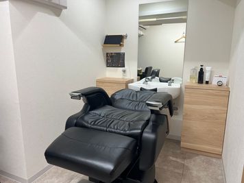 椅子を回転するとバックシャンプーも可能！！ - セジュール金山 【駅近完全個室No.2】理美容師さんの為のレンタルスペース!!の室内の写真