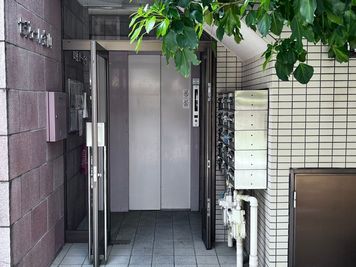 階段横にエレベーターもあります - セジュール金山 【駅近完全個室No.2】理美容師さんの為のレンタルスペース!!の室内の写真