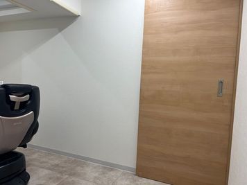 扉を閉めた部屋はこんな感じに！！完全個室です - セジュール金山 【駅近完全個室No.2】理美容師さんの為のレンタルスペース!!の室内の写真