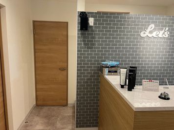 今回ご紹介させていただきますお部屋は受付カウンターの裏側、、、まさに隠れ家の隠れ家です - セジュール金山 【駅近完全個室No.2】理美容師さんの為のレンタルスペース!!の室内の写真