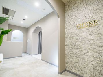 隠れ家サロンを意識したおしゃれな内装 - 最上階の整体　CILUNE 最上階の整体 CILUNE　辻堂駅徒歩1分の入口の写真
