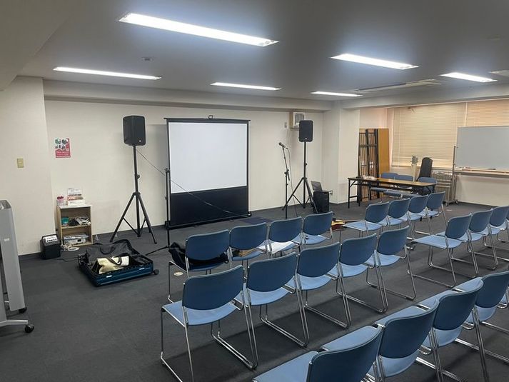 音楽イベント様。本格的なスピーカーも持ち込みされてのご利用、ある程度のボリュームのイベントでもご利用可能ですので、ご興味ありましたらぜひお問い合わせ下さい！ - SMG/ 四ツ橋・近商ビル ＳＭＧ貸し会議室近商ビル7階A室（展示会・パーティープラン）の室内の写真