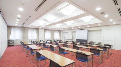 地下鉄心斎橋駅「7番出口」から徒歩 約1分とアクセス抜群！ 最大120名様まで収容可能な広々とした貸会議室！ - ハートンホール心斎橋別館