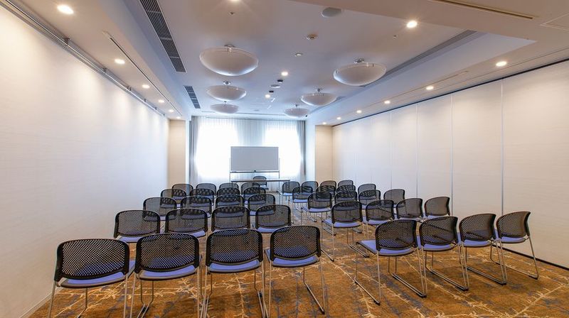様々な用途・目的でご利用いただける会場です。 - ハートンホール北梅田 もえぎ4の室内の写真