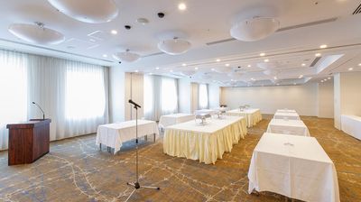 「もえぎ1+2+3」は、最大収容180名様で、大人数のセミナー・研修などにもおすすめ！ - ハートンホール北梅田