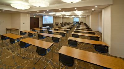 当会場最大！「もえぎ1+2+3+4」は、セミナー・パーティー・展示会様々な用途にご活用いただける254㎡の広々スペースです！ - ハートンホール北梅田