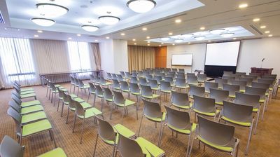 御堂筋線心斎橋駅から徒歩約2分！展示会・セミナーなど多様なニーズにお応えいたします！ - ハートンホール日本生命御堂筋ビル12F