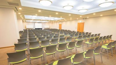 御堂筋線心斎橋駅から徒歩約2分！最大収容185名様の大きな会場！アパレル展示会から研修まで、幅広い用途でご活用いただけます！ - ハートンホール日本生命御堂筋ビル12F