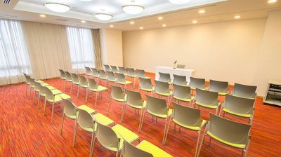 御堂筋線心斎橋駅から徒歩約2分！最大収容61名様でセミナー会場などにもオススメ！ - ハートンホール日本生命御堂筋ビル12F