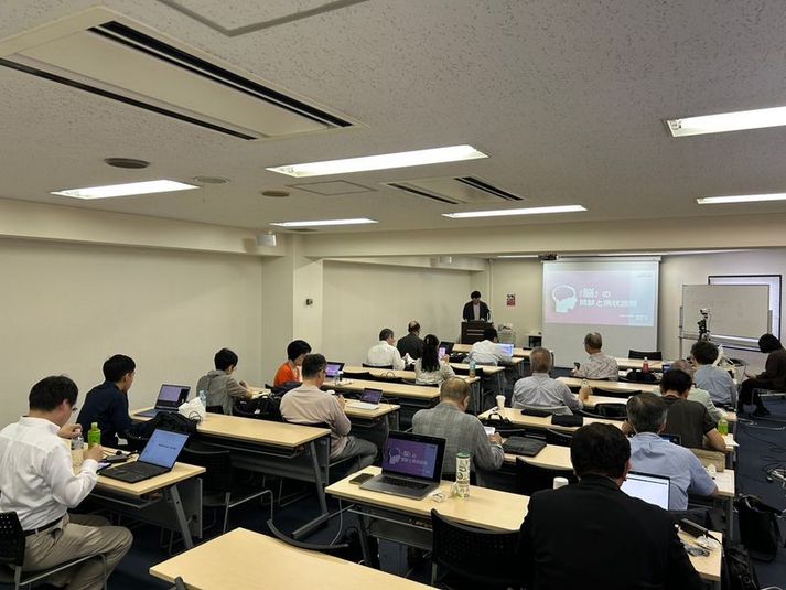サンワールドビル2号室
とある勉強会開催時の様子。
音響ハイグレード（天井吊り下げ式のプロジェクター／BOSE製の同じく天井吊り下げ式のスピーカー） - SMG/四ツ橋・サンワールドビル 音響ハイグレード会場【SMG貸し会議室 サンワールドビル2号室】の室内の写真