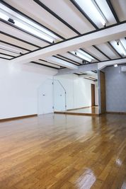 鏡貼 - ヨガスタジオアジュナ スタジオアジュナの室内の写真