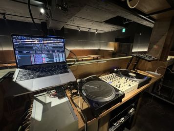 DJブース完備 - 歌舞伎町同エリア最大級パーティー会場 歌舞伎町最大級パーティー・バー・クラブ貸し会場の室内の写真