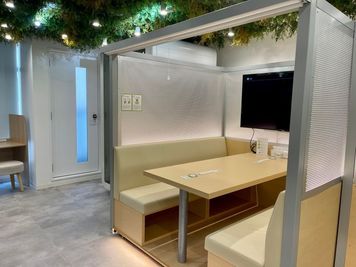 🌟勉強会に最適🌟【新宿駅東口徒歩2分|定員6名半個室】テスト勉強/無料Wi-Fi/電源/55inモニター - FEEEP新宿東口(新宿三丁目)店