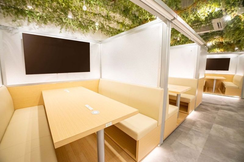 全席モニター完備になります。 - FEEEP新宿東口（新宿三丁目）店 FEEEP新宿東口店｜定員6名半個室｜部屋番号2(G)の設備の写真