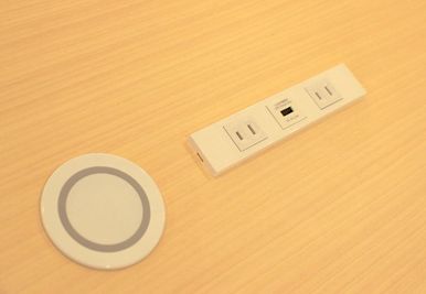 コンセント差し込み口が1席に4つ、USB差し込み口が1席に2つ、無線充電器が1席に2つございます。
※画像のものが2セット - FEEEP新宿東口（新宿三丁目）店 FEEEP新宿東口店｜定員 6名完全個室｜部屋36(PG)の室内の写真