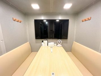 🌟レッスンや講座に🌟【新宿駅東口徒歩2分｜レッスン向け】完全個室/無料Wi-Fi/電源/55inモニター - FEEEP新宿東口（新宿三丁目）店