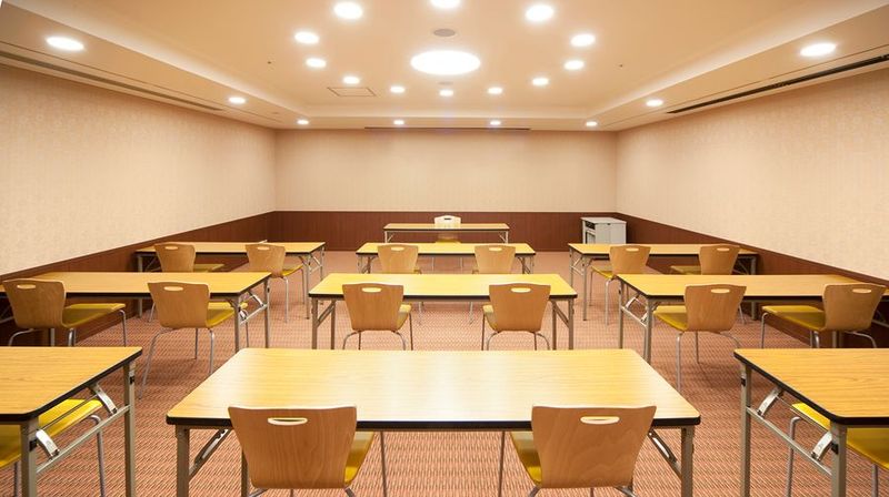 様々な用途・目的でご利用いただける会場です。 - ハートンホール本町 ヒマワリの室内の写真