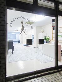 ガラス扉 - リラクゼーション＆ピラティスgaitの室内の写真