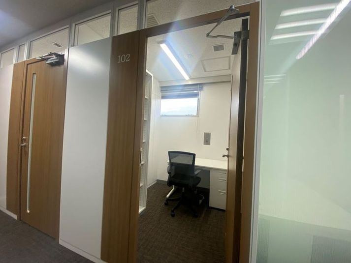 扉の上、欄間部分が開いている半個室タイプのお部屋です - ServiceOffice W （ダブル）京都駅前 サービスオフィスW京都駅前 半個室①(1名・ブースタイプ)の室内の写真