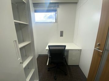 1名利用の半個室・WEB会議や事務作業に - ServiceOffice W （ダブル）京都駅前 サービスオフィスW京都駅前 半個室①(1名・ブースタイプ)の室内の写真