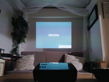 スマートテレビ（55P8S） or プロジェクター（RICOH PJ K110）+MDMI接続をご利用いただけます。 - CASA代々木 会議･飲み会･レンタルスペースの室内の写真