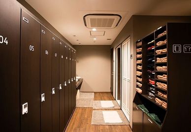 更衣室に各サイズのウェア、ソックス、シューズのご用意をしており、ご自身でご用意する手間なくご利用いただけます。 - データフィットネス六本木 レンタルジム＆ワーキングスペースの室内の写真