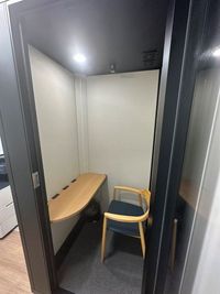 完全個室型ワークボックス - ServiceOffice W （ダブル）京都駅前 サービスオフィスW京都駅前 テレキューブ(1名)の室内の写真