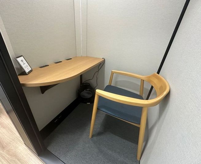 完全個室型ワークボックス - ServiceOffice W （ダブル）京都駅前 サービスオフィスW京都駅前 テレキューブ(1名)の室内の写真