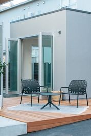 掃き出し窓が2か所と扉が1か所あります。 - Stack House HALM 【お洒落空間】モデルハウスの『はなれ』8帖1室をフリーレンタルの外観の写真
