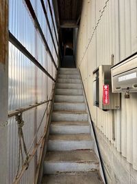 手すりのかわりにロープがあります。 - レンタルスペースイマニシの入口の写真