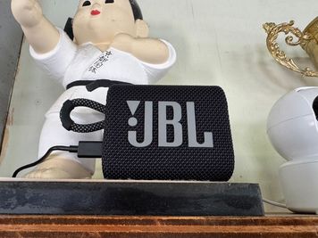 こちらのスピーカーブルートゥースをつないでお使いください。 - レンタルスペースイマニシの室内の写真