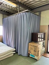 カーテンを開けると若干の着替えスペースあります。 - レンタルスペースイマニシの設備の写真