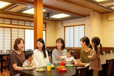 テーブルを除いて、床でのお支度もできます - レンタルスペース「freedom」 仲間で集まる自由な空間の室内の写真