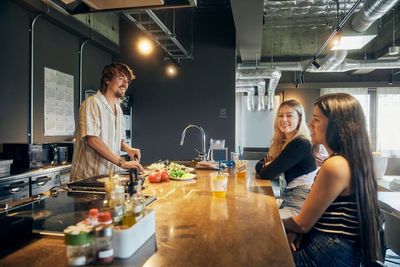 大きなカウンターキッチンがあり料理教室に最適 - UNPLAN Fukuoka キッチン付きレンタルスペースの室内の写真