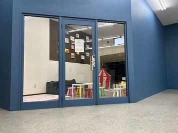 キッズスペースがございます。お連れのお子様がいらっしゃいましたら、是非ご利用ください。親になっても好きなことを続けたい方々を応援する活動をしています。 - CORE studio&food space レンタルスタジオの設備の写真