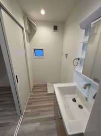 洗面台と更衣室 - VAMOS GYM VAMOS GYM　水とウェアが無料のレンタルジム　の室内の写真