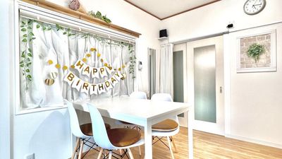 🎂無料バースデイ飾りあります。
4名様以内はテーブルを通常サイズの120㎝×80㎝にしています。オシャレな空間でごゆっくりお過ごし下さい🍃 - レンタルスペース【はなまるRoom】 🔆はなまる🔆おうちスペースの室内の写真