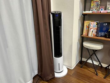 暑い日に備え、大型扇風機もご用意しております☀️ - ボードゲームスペースChiratto_心斎橋 100種類以上のボードゲームを楽しめるオトナの秘密基地🎮✨の設備の写真