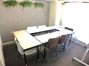 ８人でご利用の場合は、クローゼットにテーブルとイスがありますので、出してご利用ください。 - K-Platセンター北 レンタルスペース／多目的スペースの室内の写真