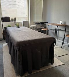 施術スペース＆テーブル椅子★ - Cura salon2(クーレサロン2）の室内の写真