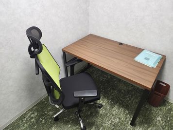 URI OFFICE URI OFFICE 406号室（デスク付き作業スペース）の室内の写真