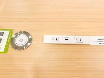 無線充電器2つ、AC電源4つ、USB電源2つございます。 - FEEEP秋葉原岩本町店 FEEEP秋葉原岩本町店｜半個室グループ席｜部屋番号4G（2階）の設備の写真