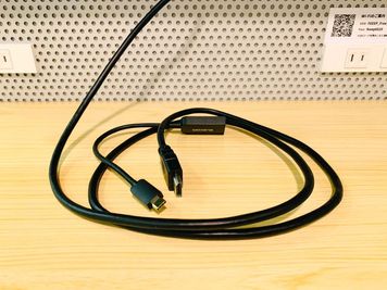 HDMI・type-Cケーブルも取り揃えております。 - FEEEP秋葉原岩本町店 FEEEP秋葉原岩本町店｜半個室グループ席｜部屋番号8G（3階）の設備の写真