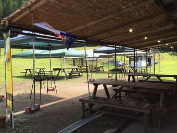 【大自然の中でBBQ】屋根付きサイトが常設されているため、突然の雨でも安心！ 緑に囲まれたロケーションでBBQをお楽しみください。 - レンタルスペース『ホワイトバレーみなかみ』 レンタルスペースの室内の写真